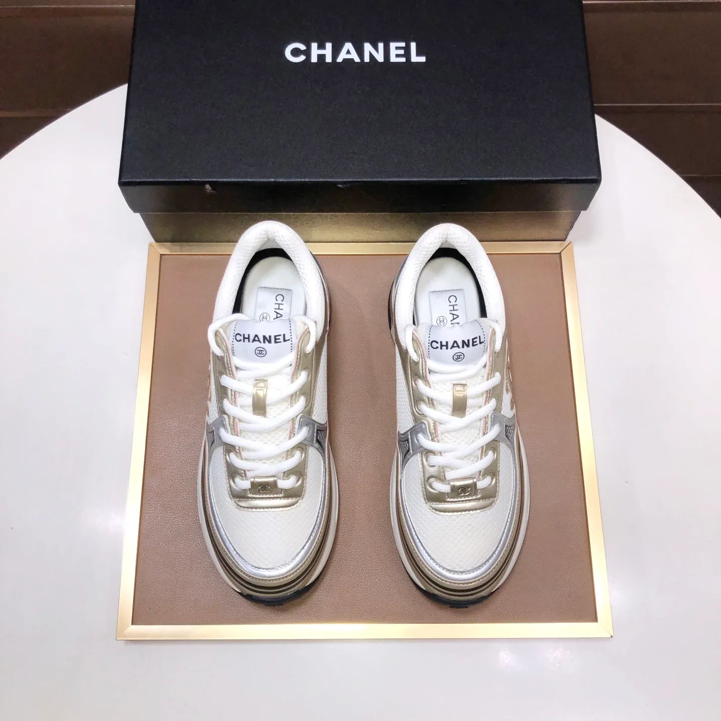 Men's shoes💰600💰【CHANEL】(Chanel couple's model)👩‍❤️‍💋‍👨The latest all-season shoes🔥🔥The ultimate derivative model. Not only are you more fashionable on your feet, but wearing flat shoes can also lengthen your overall body shape ~ "Features" The simple upper is paired with conspicuous small fragrant cloth strips, which is fashionable and high-end. 💕💕Selected Chanel fabric for the upper, comfortable and soft fabric lining available in 5 colors 🐎Size: (women's 35-39, customized 40. Men's 38-44, customized 45)